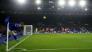 Záložník Leicesteru City James Maddison zahrává rohový kop v utkání 15. kola anglické ligy s Evertonem (2:1)