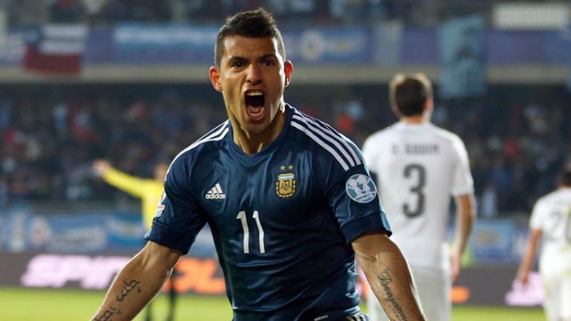 Argentinský útočník Sergio Agüero slaví svůj gól, kterým rozhodl o vítězství nad Uruguayí 1:0