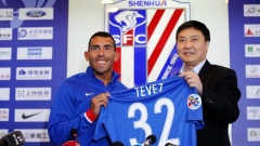Argentinský útočník Carlos Tévez (vlevo) se po přestupu do čínského klubu Šanghaj Šen-Chua stal nejlépe placeným fotbalistou na světě
